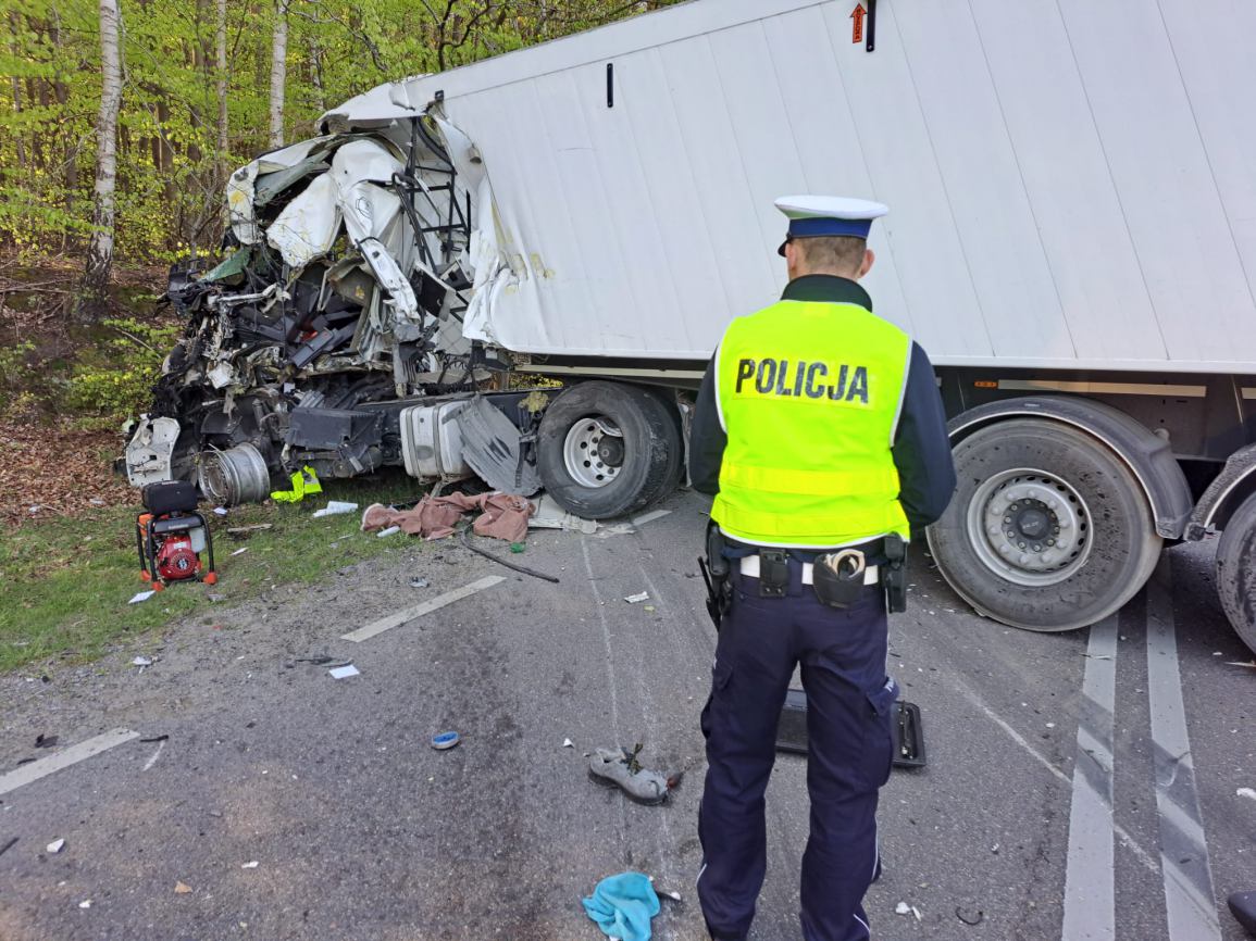 Wypadek śmiertelny z udziałem dwóch samochodów ciężarowych na drodze 212 Bytów-Chojnice AKTUALIZACJA