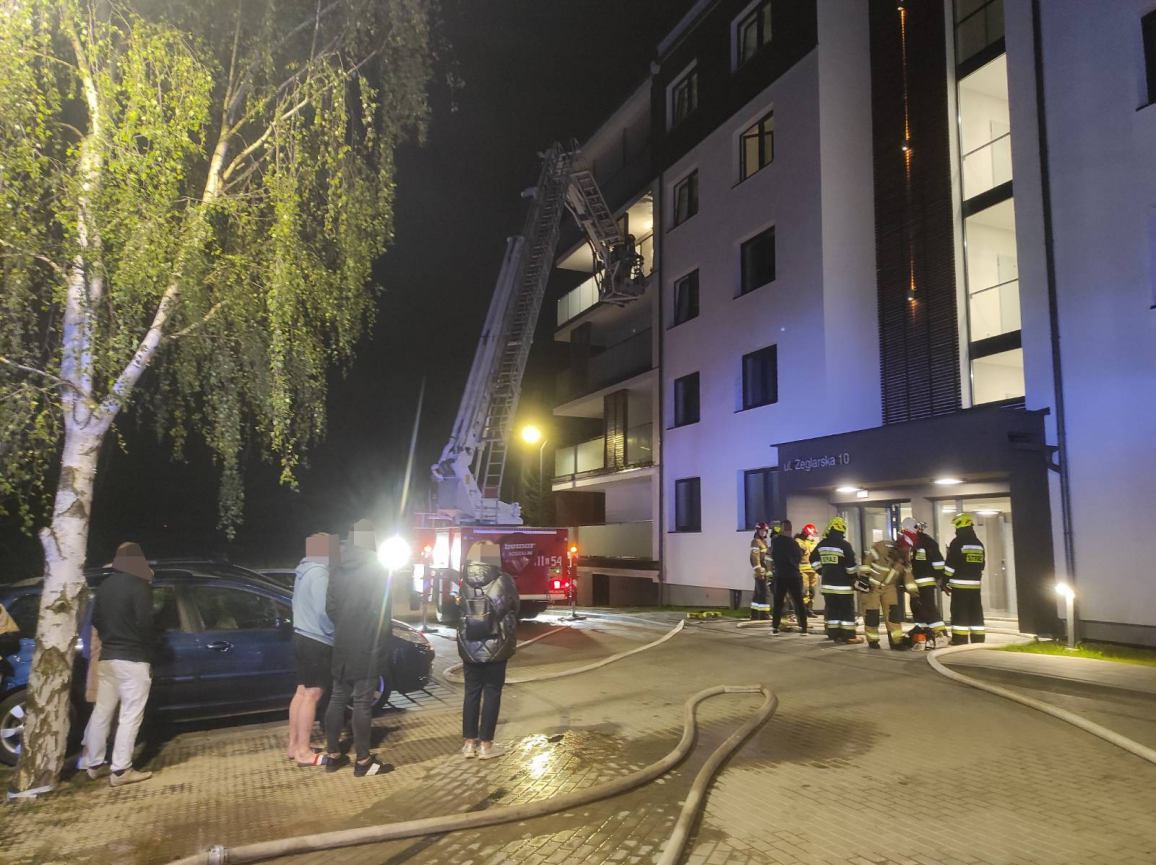 Pożar na balkonie jednego z bloków przy ul. Żeglarskiej w Chojnicach FOTO, AKTUALIZACJA