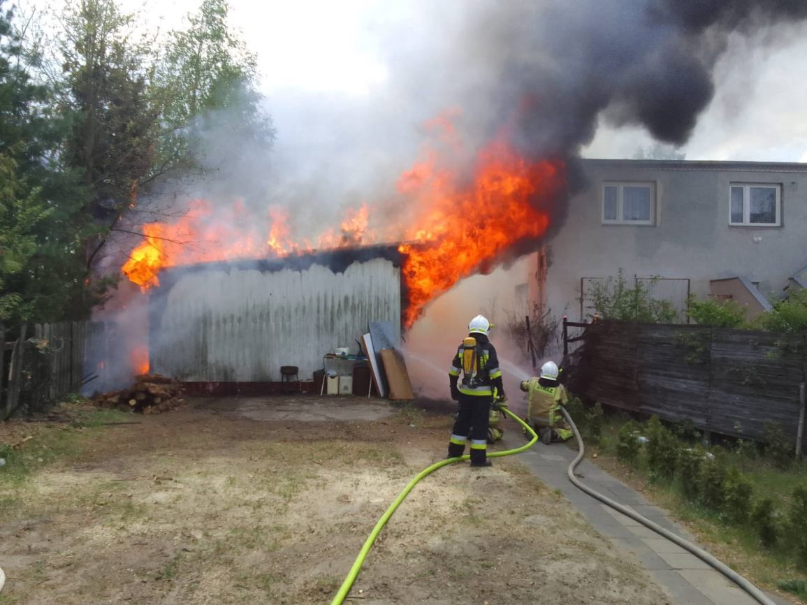 Pożar w Czersku. Płomienie zagrażały budynkowi mieszkalnemuFOTO
