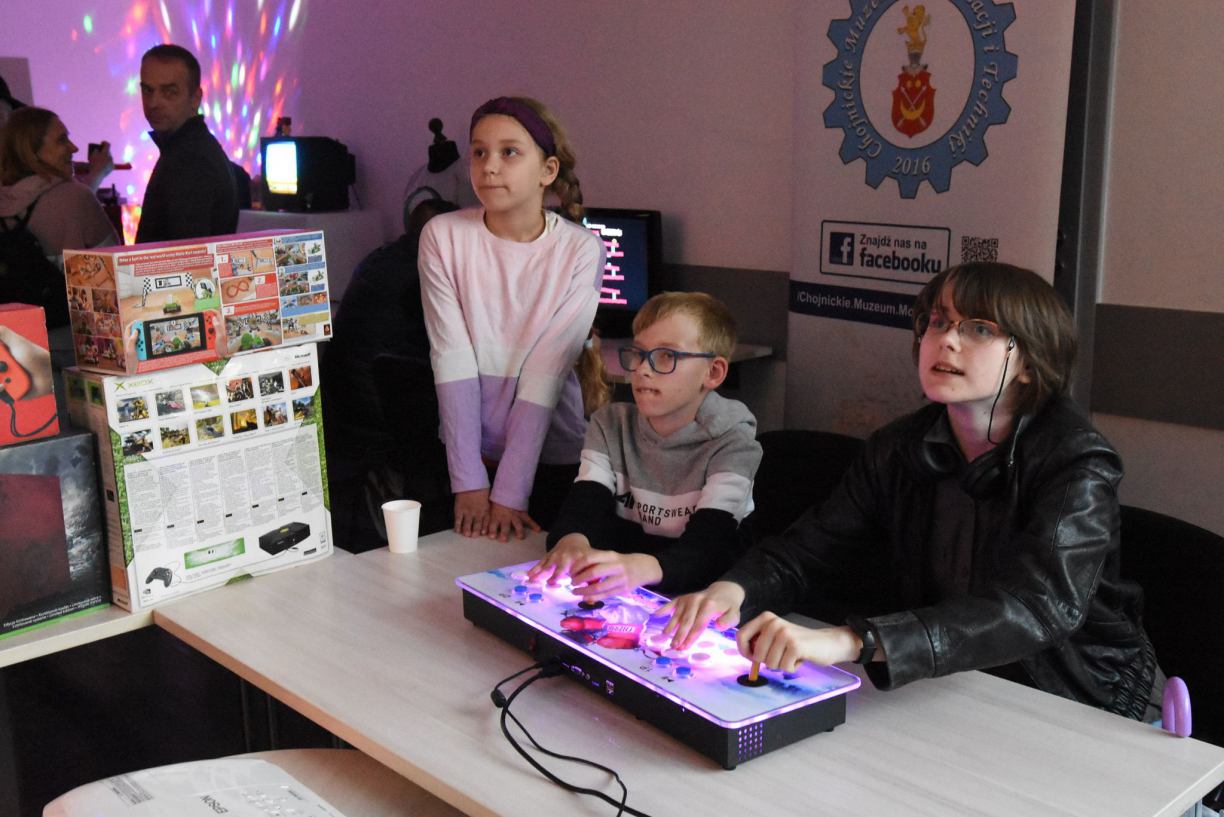 Retro gry opanowały Chojnickie Centrum Kultury w ramach Nocy Muzeów FOTO
