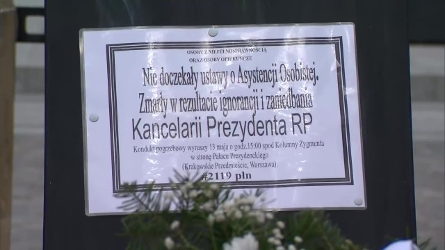 Osoby z niepełnosprawnościami i ich opiekunowie symbolicznie pogrzebali przed Pałacem Prezydenckim wyczekiwaną przez siebie ustawę