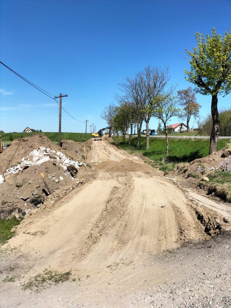 Ścieżka pieszo-rowerowa w kierunku Dobrogoszczy w gminie Kościerzyna ma być gotowa we wrześniu tego roku