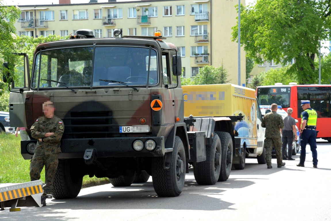 Kolizja trzech pojazdów na jednym ze skrzyżowań w Chojnicach. W zdarzeniu brała udział m.in. ciężarówka wojskowa FOTO