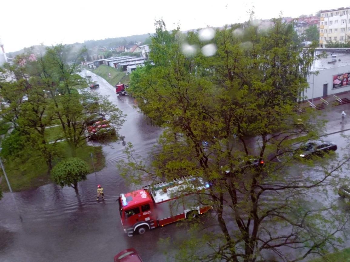 Strażacy w Kościerzynie walczą ze skutkami ulewy, która przeszła nad miastem