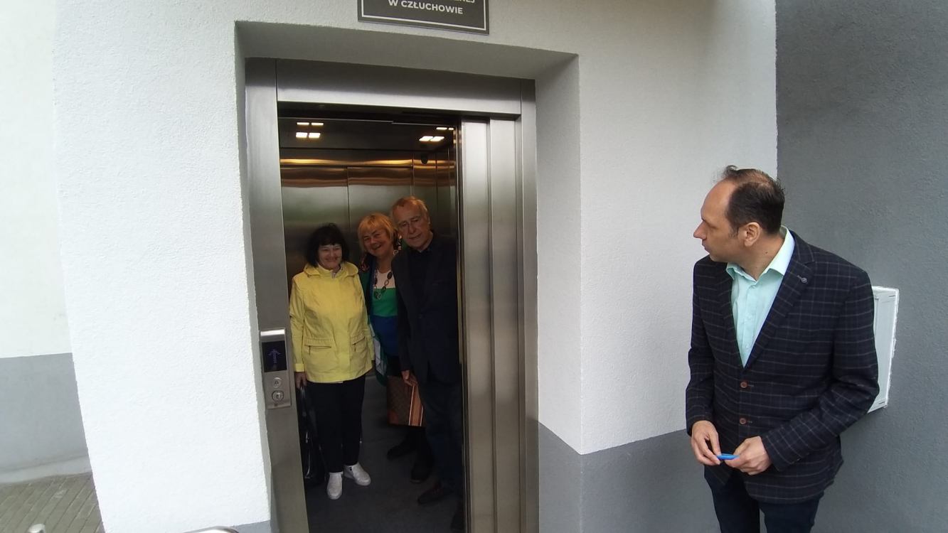 Przy człuchowskim MOPS uroczyście otwarto windę dla petentów. Kosztowała ponad 500 tys. złotych FOTO