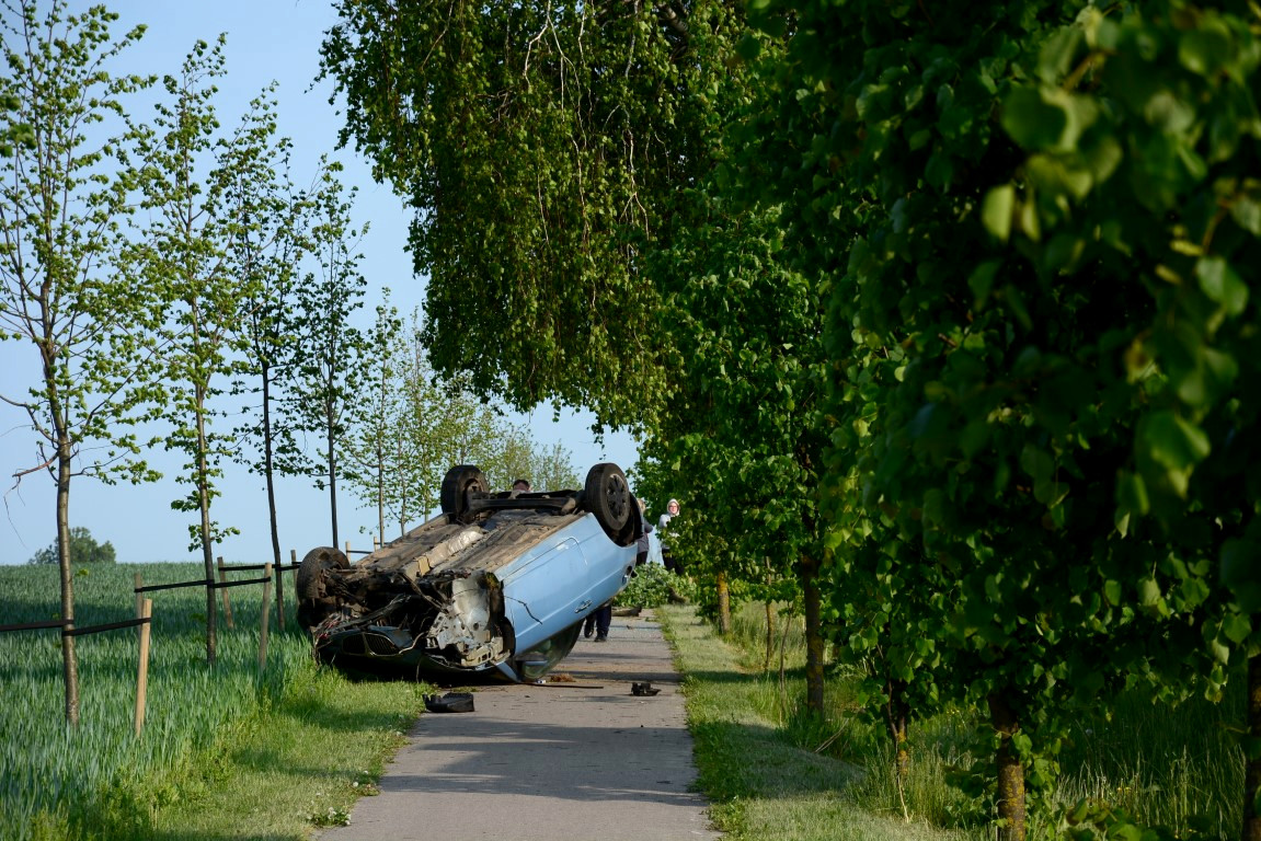 Dachowanie na drodze Chojnice-Lichnowy. Auto wylądowało na ścieżce rowerowej AKTUALIZACJA