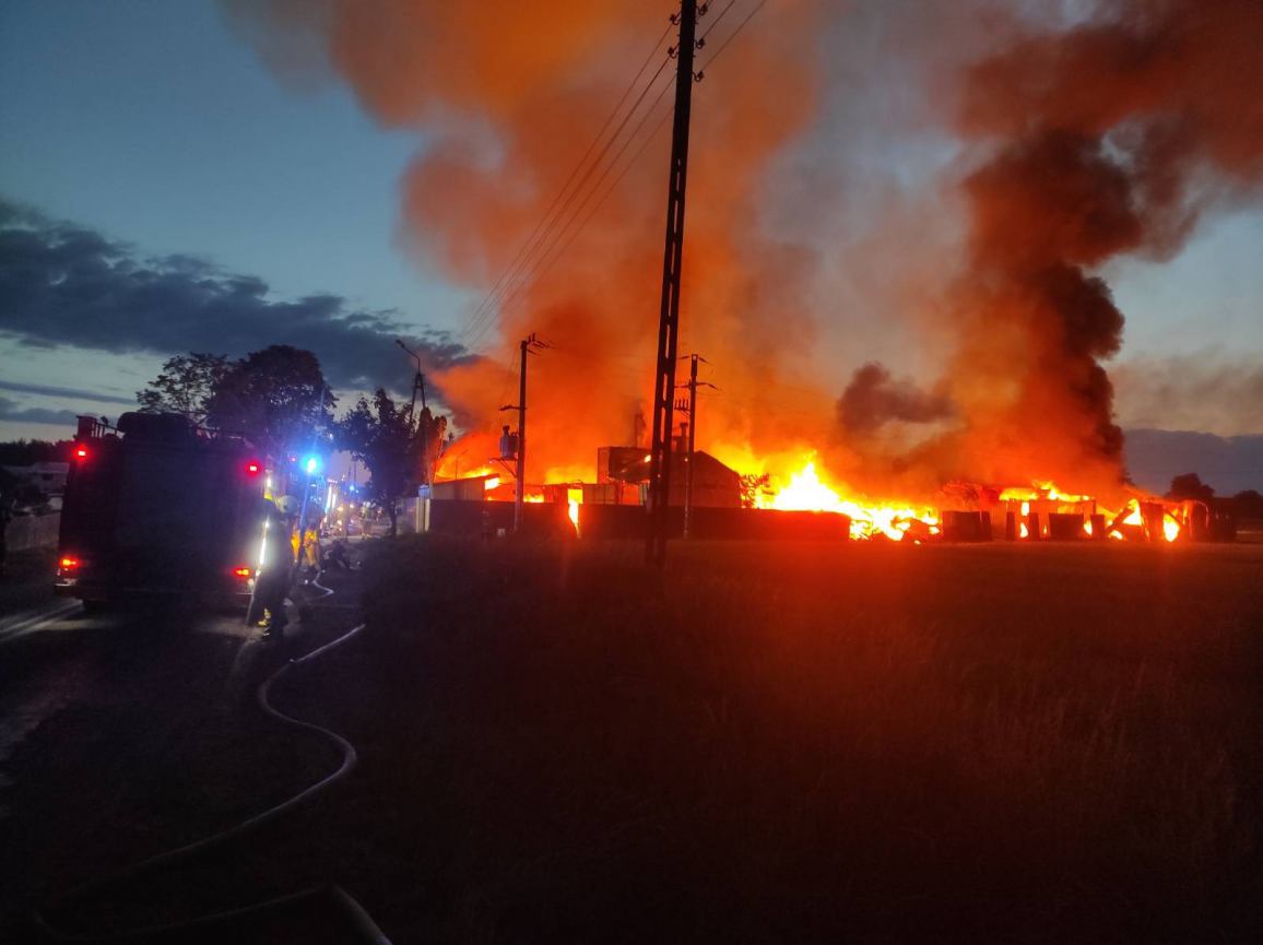 Płonął zakład stolarski w gminie Czersk. Z pożarem walczyło około 100 strażaków. Ogniem objęty jest cały teren zakładu FOTO, WIDEO