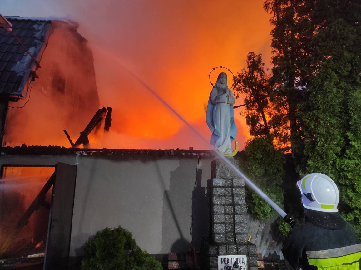 Płonął zakład stolarski w gminie Czersk. Z pożarem walczyło około 100 strażaków. 