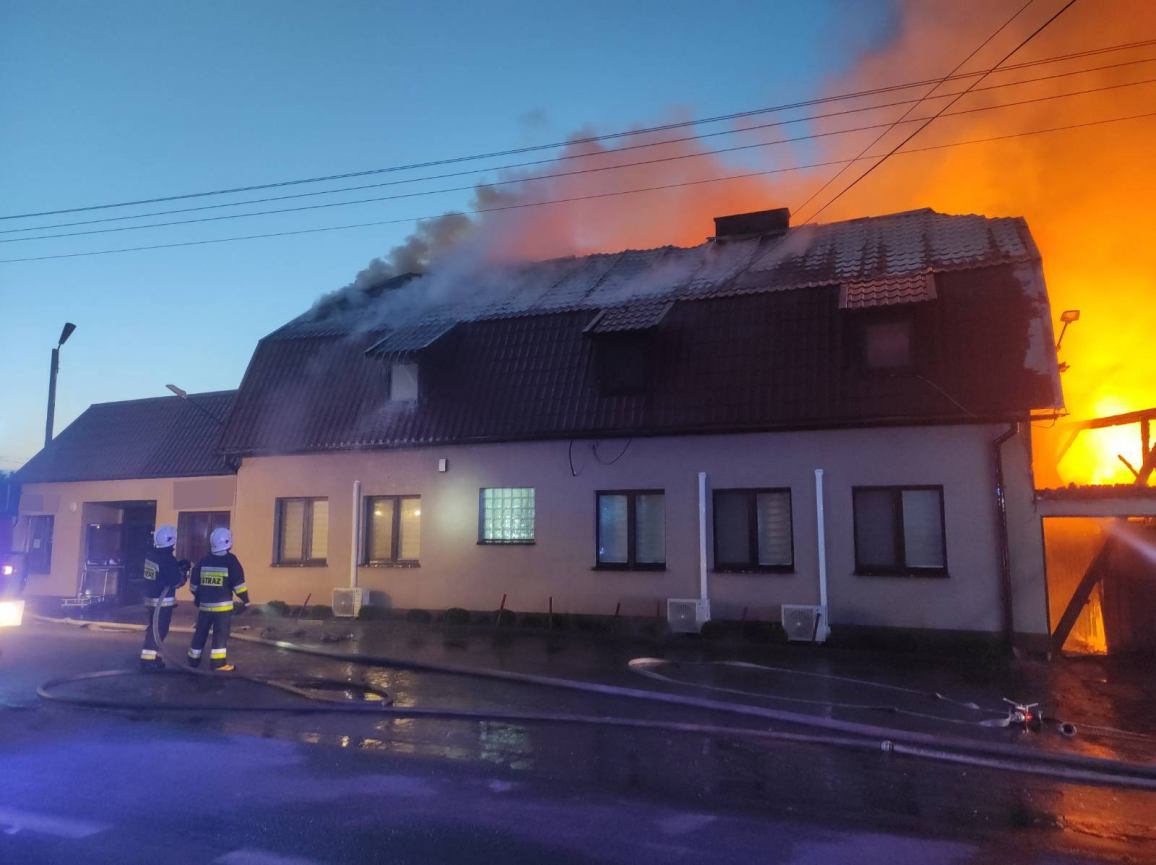 Płonął zakład stolarski w gminie Czersk. Z pożarem walczyło około 100 strażaków. 