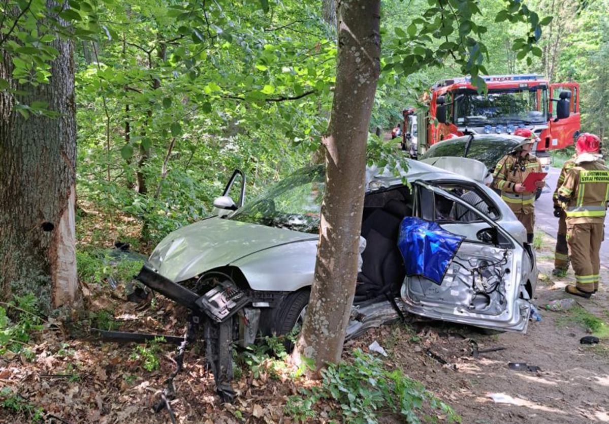 5 młodych osób poszkodowanych w wypadku na drodze przy jeziorze Jeleń w Bytowie