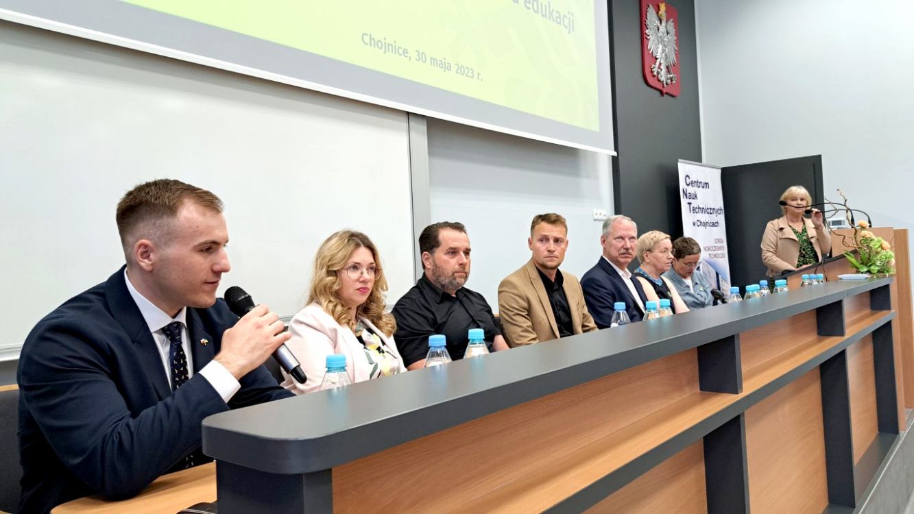 W Chojnicach odbył się panel dyskusyjny o wyzwaniach dla polskiej edukacji w obliczu migracji uchodźców z Ukrainy FOTO