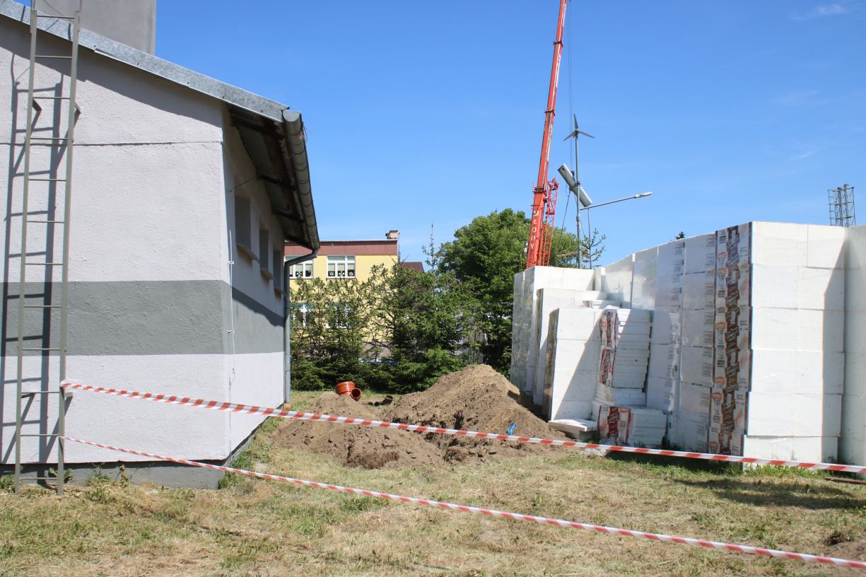 Niewybuch na placu budowy przedszkola w Rychnowach, w gminie Człuchów