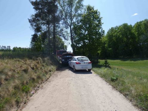 Czołowe zderzenie dw&oacute;ch pojazd&oacute;w na drodze gruntowej w Lipuszu w powiecie kościerskim