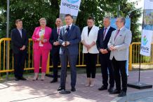 Minister Łukasz Schreiber i wojewoda kujawsko-pomorski Mikołaj Bogdanowicz oglądali inwestycje przeprowadzane w Więcborku