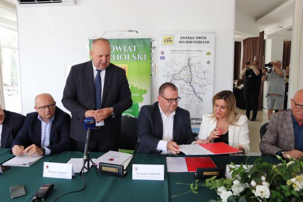 Umowa na przebudowę odcinka drogi wojewódzkiej nr 237 w powiecie tucholskim podpisana