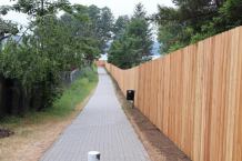 Kontrowersyjne ogrodzenie w Charzykowach. Na końcu promenady stanął ponaddwumetrowy parkan (FOTO)