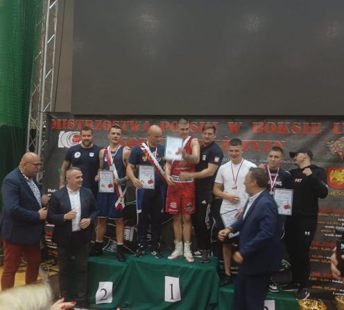 Szymon Szczukowski z Boxing Team Chojnice i Arkadiusz Żuk z Gardy Byt&oacute;w ze srebrnymi medalami Mistrzostw Polski Junior&oacute;w w Boksie