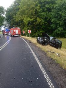 Wypadek na drodze 241. Naczepa ciężarówki wpadła w poślizg i uderzyła w auto osobowe