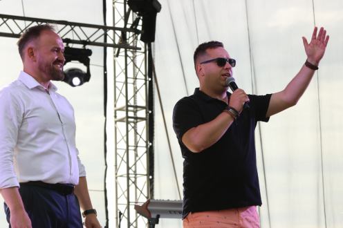 "O muzyce zacząłem myśleć na poważnie w 2009 roku". Rozmowa z Grzegorzem Hyżym i specjalne wydanie Listy Przeboj&oacute;w Weekend FM na żywo prosto z Człuchowa