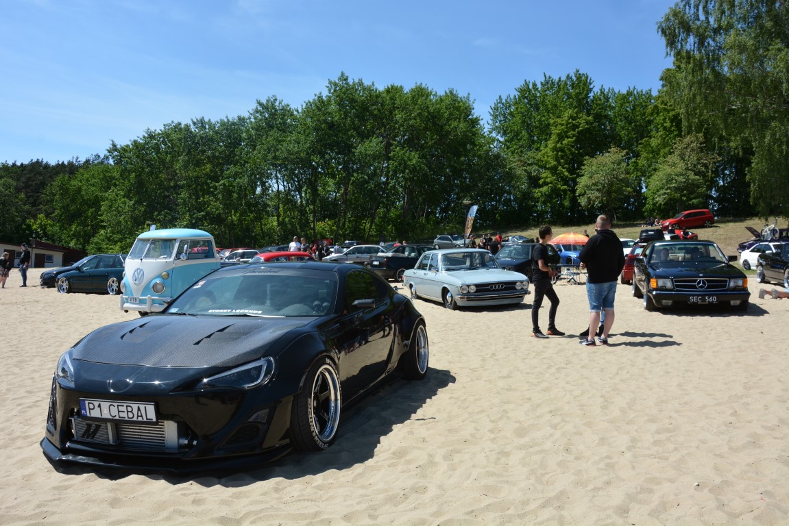 Ponad 170 stuningowanych aut na plaży w Człuchowie. Trwa druga edycja imprezy Stance on the beach FOTO