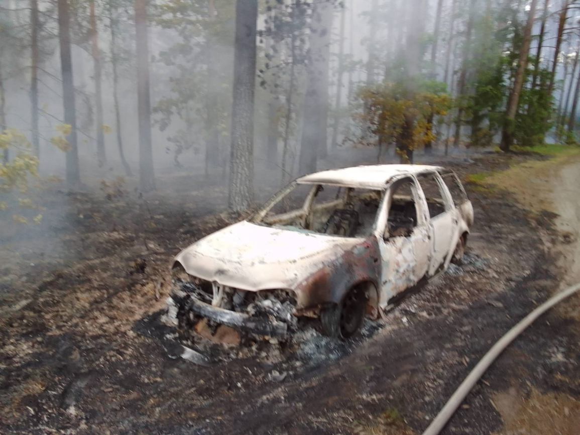Pożar lasu w okolicach osady Polana w gminie Czersk. W lesie znaleziono spalone auto AKTUALIZACJA
