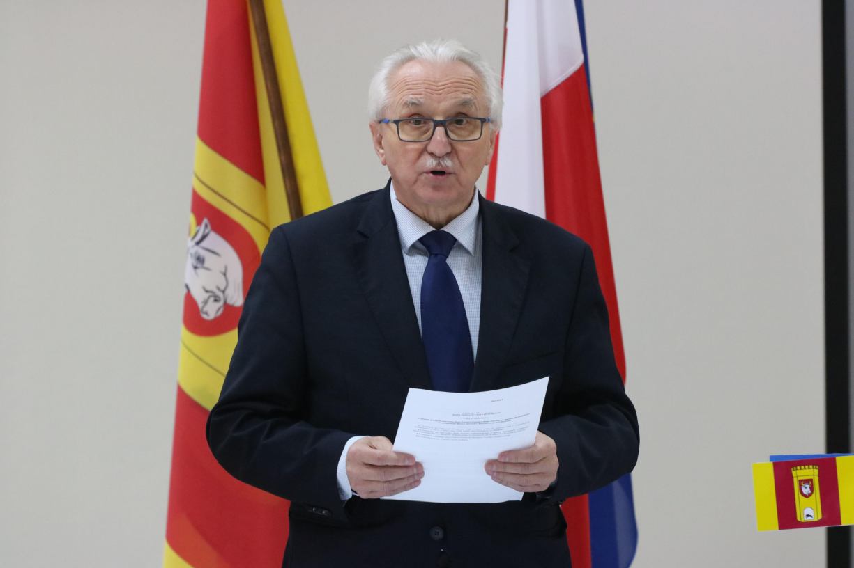 Przewodniczący Rady Powiatu Człuchowskiego zachęca radnych do przeczytania i... chwalenia Raportu o stanie powiatu