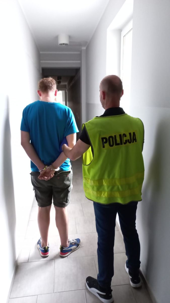 Policjanci z Chojnic pomogli pijanej kobiecie. Odwieźli ją do domu, a tam znaleźli... narkotyki
