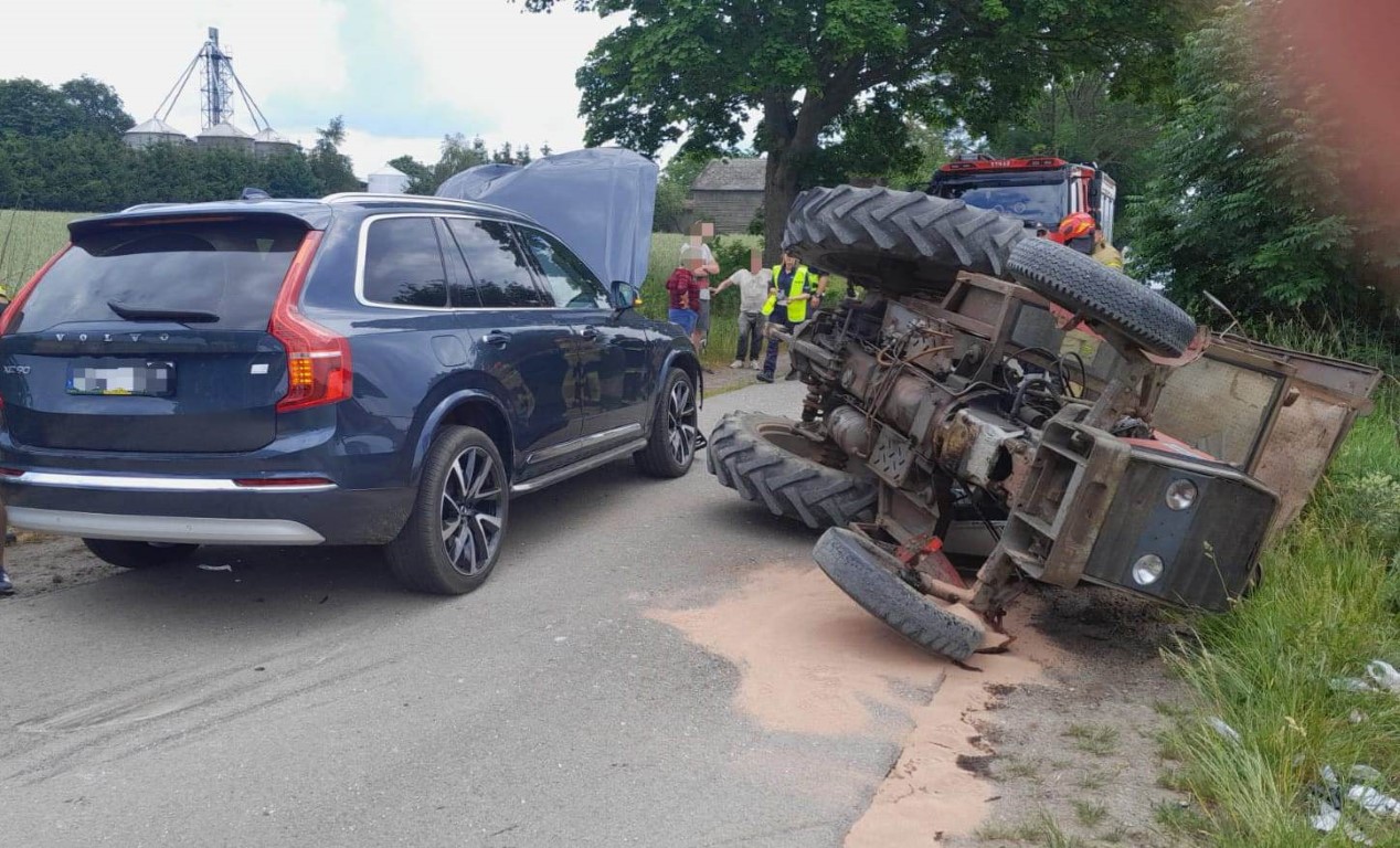 Zderzenie auta osobowego z ciągnikiem w gminie Debrzno. Kierujący traktorem trafił do szpitalaAKTUALIZACJA