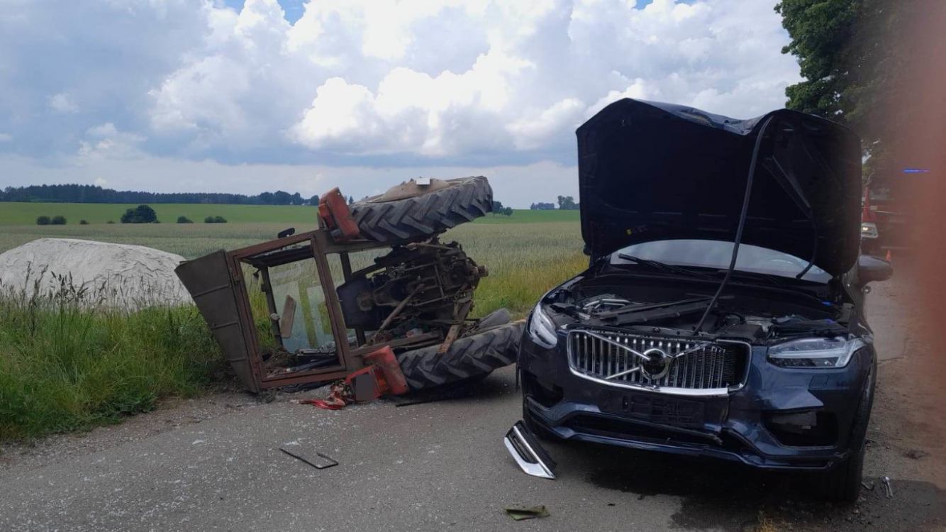 Zderzenie auta osobowego z ciągnikiem w gminie Debrzno. Kierujący traktorem trafił do szpitala(AKTUALIZACJA)