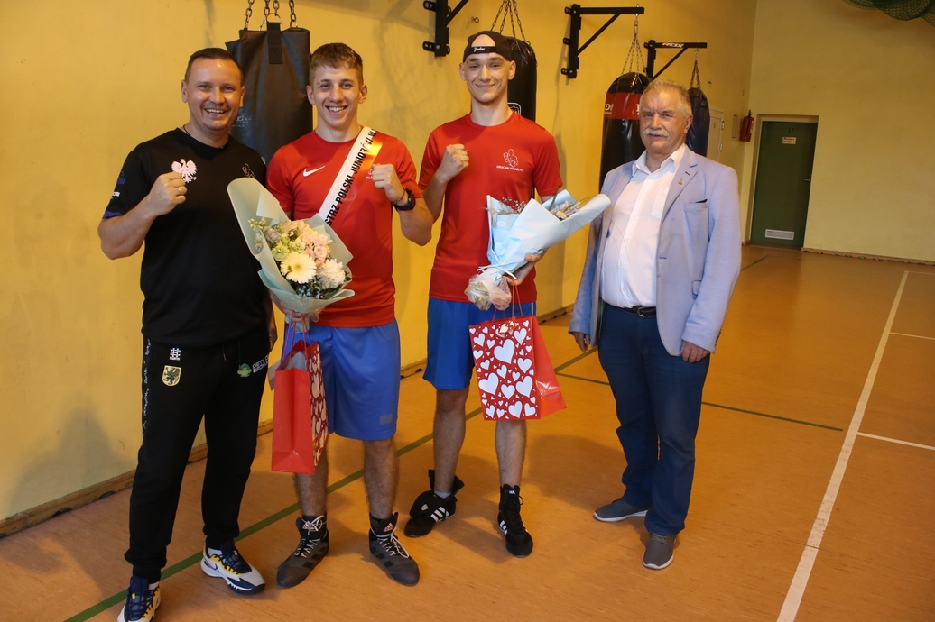 Szymon Szczukowski z Boxing Team Chojnice i Arkadiusz Żuk z Gardy Bytów ze srebrnymi medalami Mistrzostw Polski Juniorów w Boksie