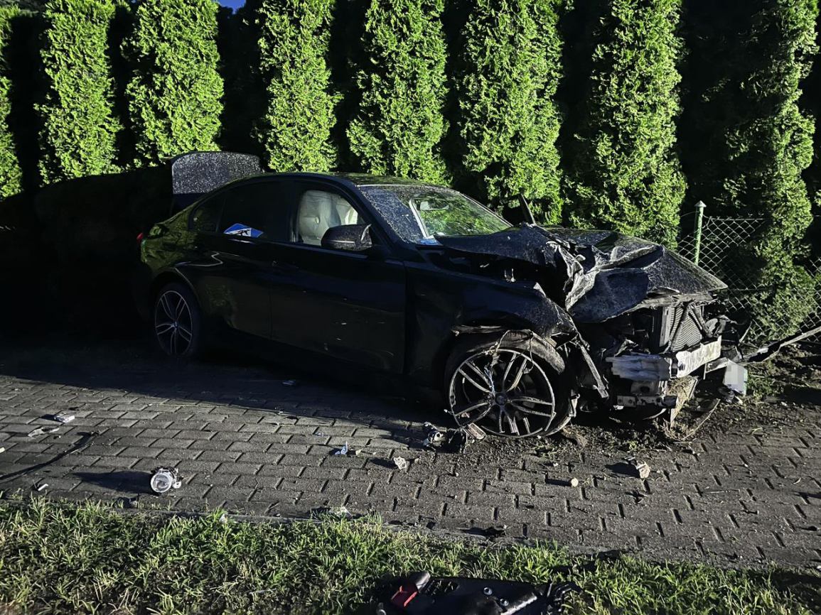 W nocy samochód uderzył w słup energetyczny w Sławęcinie, w gminie Chojnice. Kierujący uciekł z miejsca zdarzenia AKTUALIZACJA