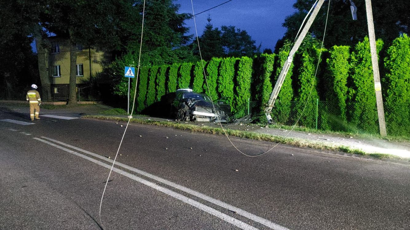 W nocy samochód uderzył w słup energetyczny w Sławęcinie, w gminie Chojnice. Kierujący uciekł z miejsca zdarzenia (AKTUALIZACJA)