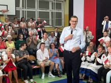 "Stoimy po stronie Polaków. Stoimy po stronie Polski, a nie obcych interesów". Premier Mateusz Morawiecki w Kościerzynie