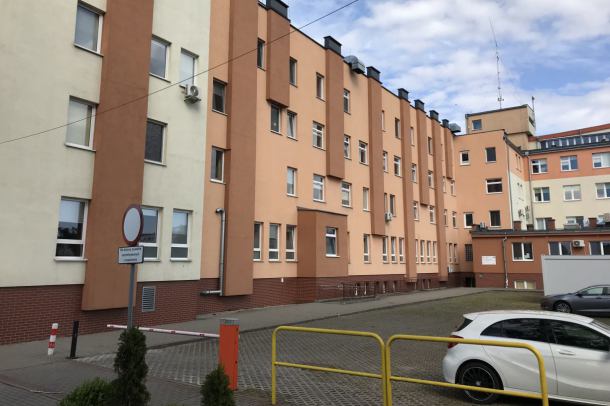 Będzie piesze przejście z parkingu przy markecie na ul. Krzywej w Tucholi do tutejszego szpitala