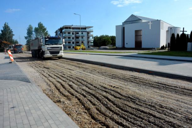 Zmiana organizacji ruchu na remontowanej ul. Rzepakowej w Chojnicach. Prace zbliżają się ku końcowi (FOTO)
