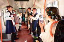 Kaszubi i sympatycy lokalnego folkloru z powiatu chojnickiego wyjechali na Światowy Zjazd Kaszubów do Kartuz