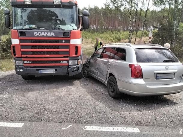 Zderzenie dwóch aut osobowych i ciężarówki w Turowcu w gminie Brusy (FOTO)