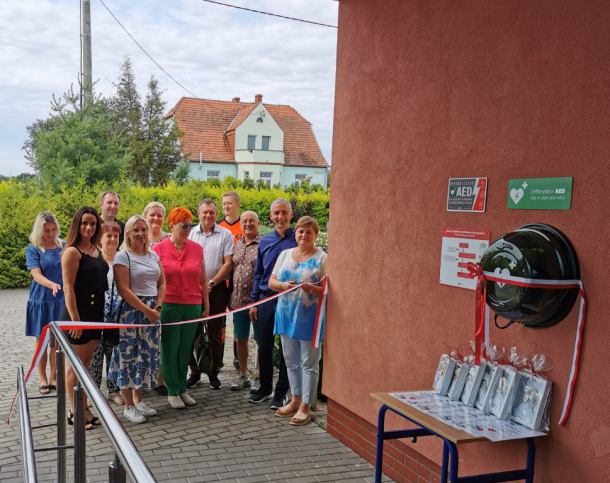 Na szkole w Wierzchowie-Dworcu pojawił się defibrylator AED. Złożyły się na niego sołectwa i sponsorzy