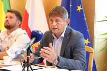 W Lotyniu w gminie Chojnice stanie głaz z informacją, że miejscowemu parkowi patronuje św. Jan Paweł II