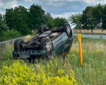 Dachowanie na drodze krajowej 25 w Ględowie. Jedna osoba trafiła do szpitala