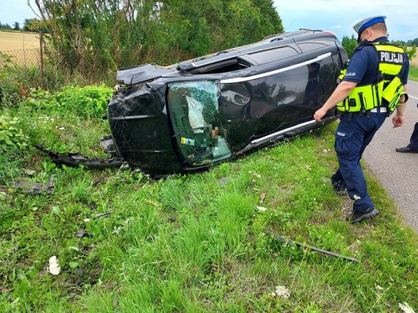 Pijany kierowca dachował w okolicach Debrzna. Świadkami zdarzenia byli policjanci z człuchowskiej drogówki