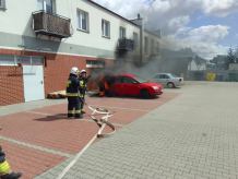 Pożar samochodu na parkingu przy markecie w Czersku. Spłonął cały bagażnik forda