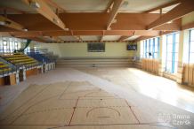 Zużyty parkiet hali sportowej w Czersku doczekał się renowacji. Na nowym będzie umieszczone logo samorządu