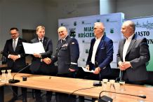 W Kościerzynie podpisano umowę na przekazanie działki pod budowę nowej komendy policji