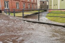 Problemy z odprowadzeniem wody z ulic Bytowa po ulewie. "System działa prawidłowo" (FOTO, WIDEO)