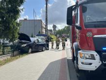 Zderzenie dwóch osobówek na alei Brzozowej w Chojnicach. Jedno z aut wylądowało na ogrodzeniu(FOTO, AKTUALIZACJA)