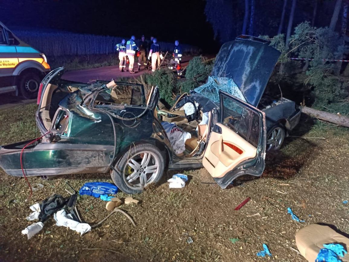 Dwie osoby zostały poszkodowane w nocnym wypadku w gminie Więcbork. Samochód uderzył w drzewo