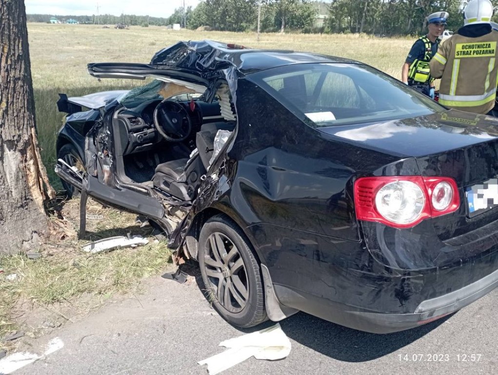 Wypadek w Rzeczenicy. Volkswagen bokiem uderzył w drzewo FOTO