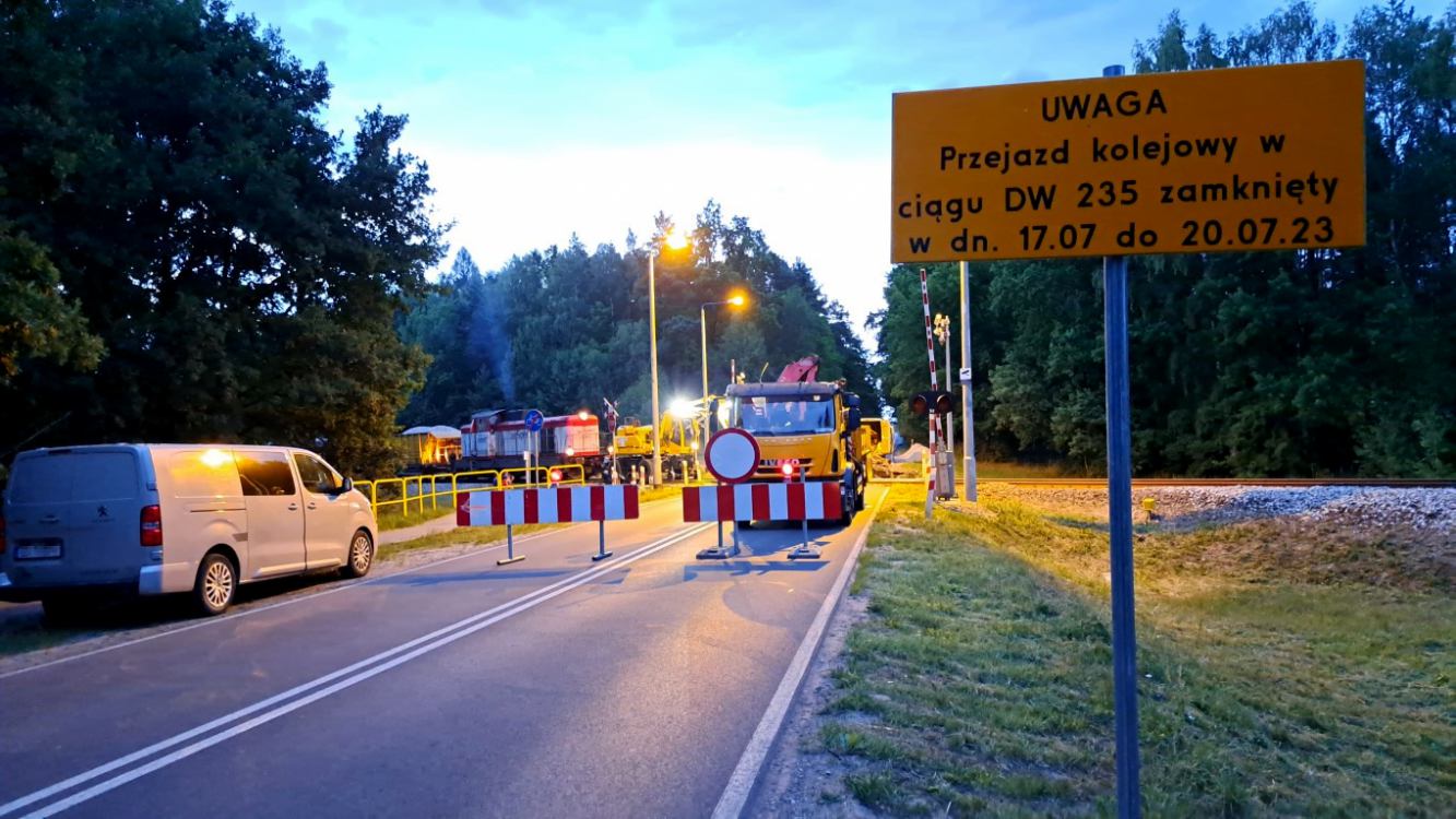 Kierowcy, omijajcie przejazd kolejowy na drodze wojewódzkiej 235 w Klawkowie. Ale nie drogami lokalnymi!