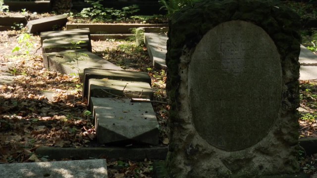 Zdewastowane stuletnie nagrobki na cmentarzu żydowskim. Policja poszukuje sprawców